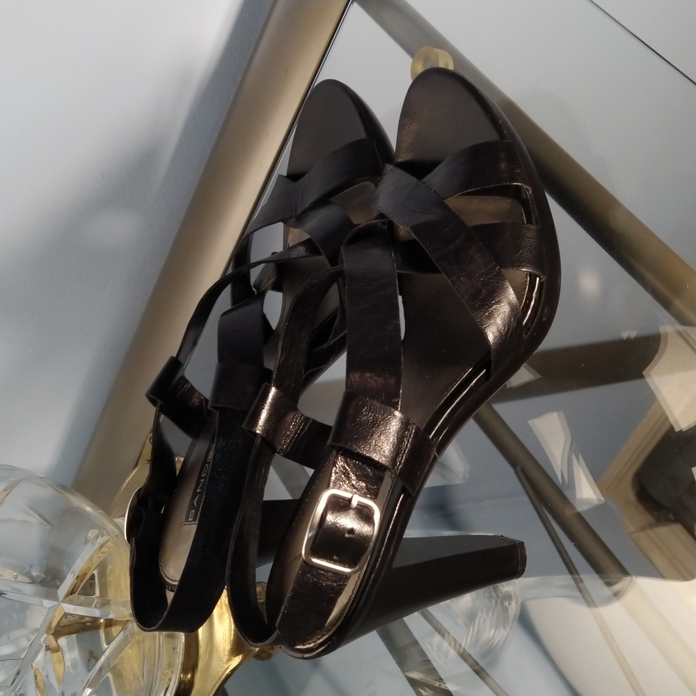 BANDOLINO Black Leather Straps Sandals